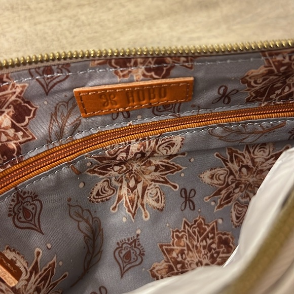 HOBO powder white zipper clutch - Picture 3 of 4